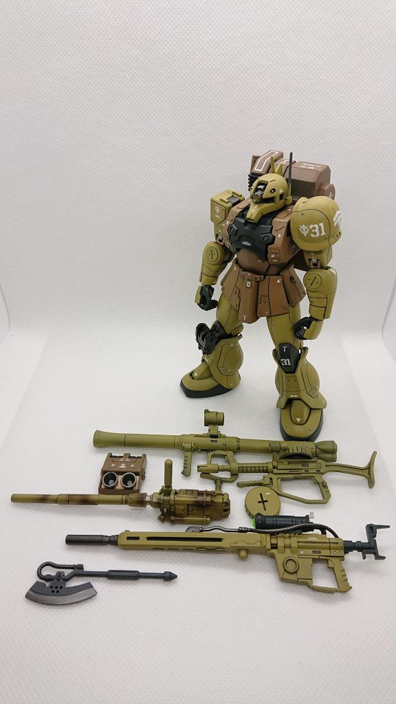 全装備品と一緒に。武装が豊富にあり、様々な状況での戦闘に対応しています。実弾兵装での戦闘時にはビームライフル用の巨大なバックパックはデッドウェイトとなるため、06Jの余剰品と換装します。戦争末期のため稼働機体を少しでも活用しようという整備班の努力の賜物です(撃破された廃棄品の有効利用)。