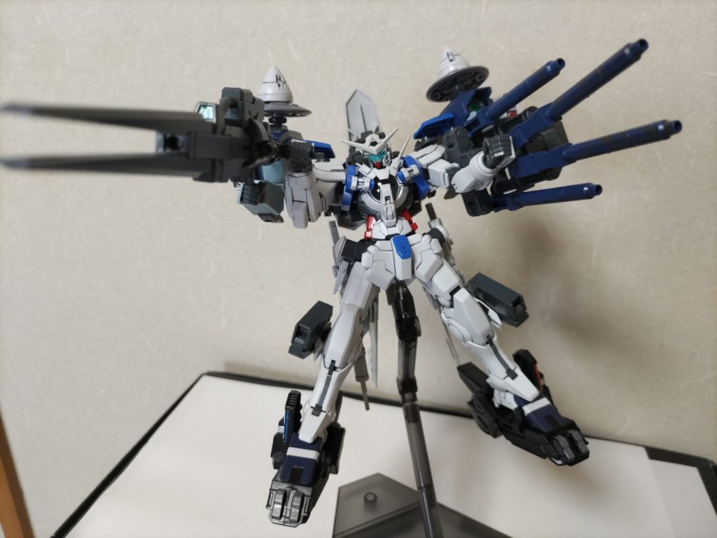 大型ライフルは肩部GNドライブと直結することでハイパーバーストモード，全武装を同時発射するフルバーストがある．