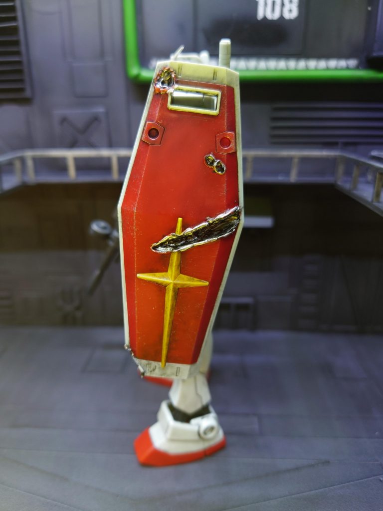 常に最前線にいるガンダム。戦いの激しさが伝わる様にダメージ痕