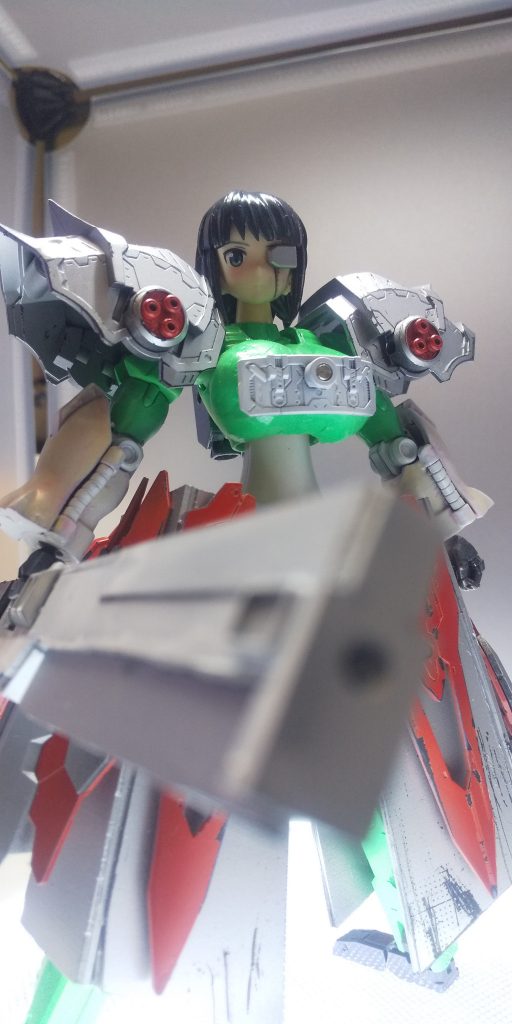 アズールのパイロットと並んで軍のフラッグ的存在であり、その身に起こった悲劇を感じさせない明るい性格で他者からも慕われている。アズールのパイロットとは仲も良く、一緒に行動していることも多い。白兎改めワルキューレにとって手強いライバルだなと整備班の間では酒の肴で定番の話題となっている。なお、噂の発端の兵はワルキューレにつままれた状態でノアにマジ説教を食らっていたとかなんとか。