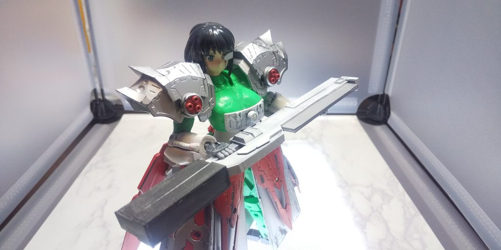 左目、両腕および下半身を機械化。それに伴い神経や臓器回りも機械化されている。彼女の生身の部分は左目を除いた首から上だけであるとのこと。その身に纏った強化装甲は高い性能を有しており、戦車・装甲車やヘリコプター程度なら余裕で対処できる。彼女が好んで使う撃発刀剣(バレットブレード)は、文字通り弾丸を使用して刃を揺らし、対象を破砕させることができる。