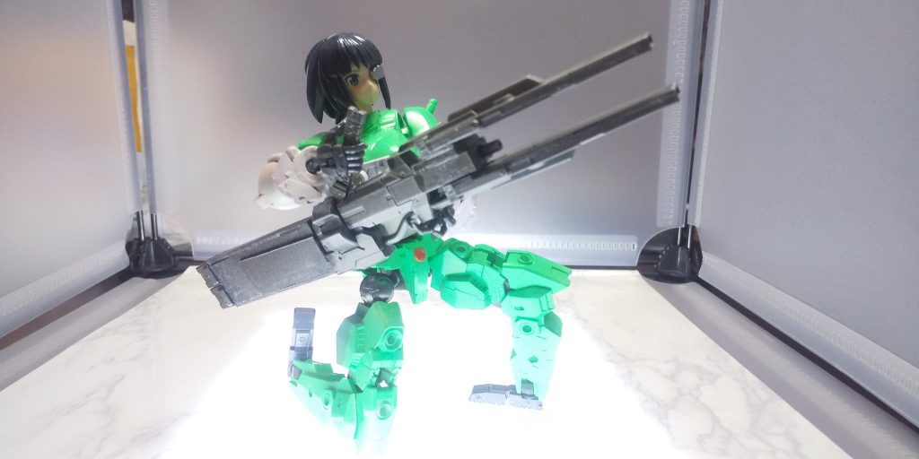 なお、この状態ではモビルスーツを操ることが出来る。乗り手が不足かつ多腕を備えビット装備を持つフィールウィンドとの相性は抜群で、現在コックピットを彼女仕様に改修しているとのこと。将来的には神経接続で操縦できるように改修を進めている。