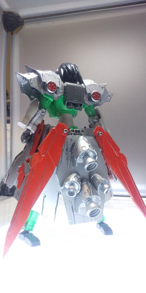 そんな設定を垂れ流しつつうしろすーがた。当初は魔法少女(ま◯どか)っぽくする予定だったけど気づいたら騎士(セイ◯バー)っぽくなってた。と言うかフミナパイセン要素が上半身だけしかないなこれ。腰回りの装甲やバレットブレードの基礎はプラ板でスクラッチしましtこれスクラッチって呼んでいいのか……?