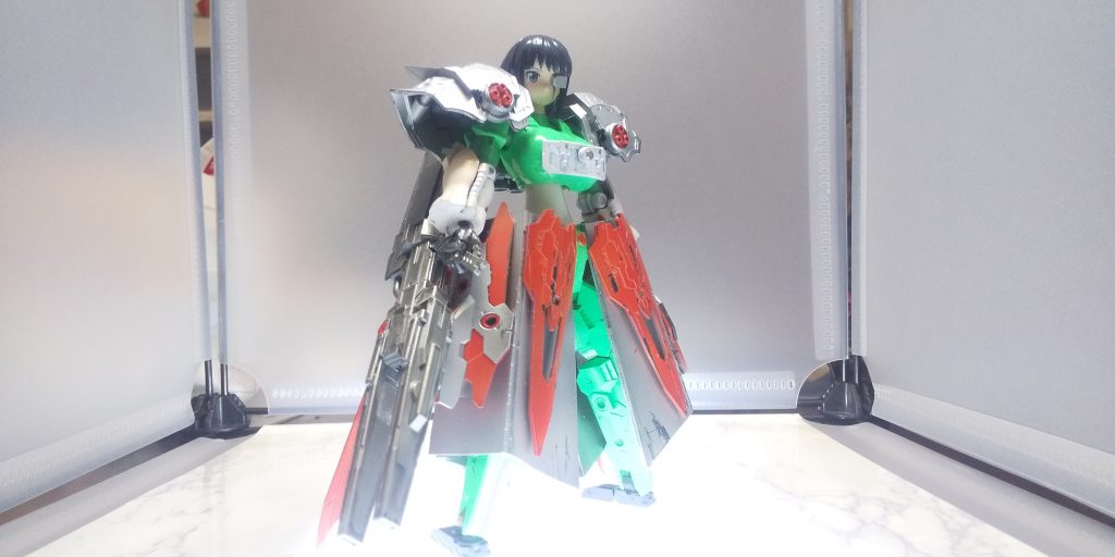 個人が携行できる武器としては破格の性能を誇るレールガン。携行できる、とは言うものの重量や反動などの問題があるため実質ノア専用装備となっている。