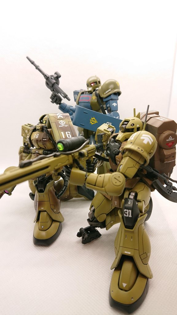 最後までご覧頂きありがとうございました。我が家の元リバイブザク達です。難しい改造や、パテからの整形といった高度な技術がなく、私には現在これが精一杯です。