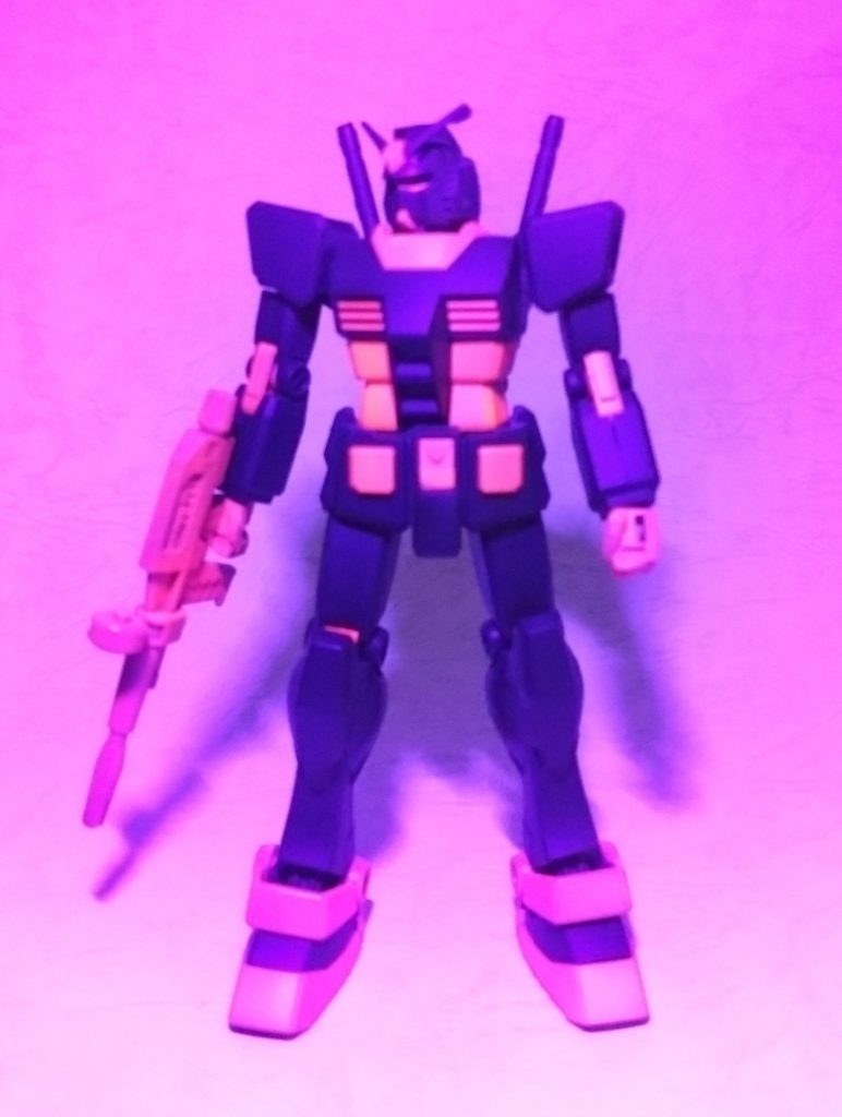 混色でパープルにしているのではなく、色を重ねて表現しているので、UVライトを当てるとピンクに発光します。