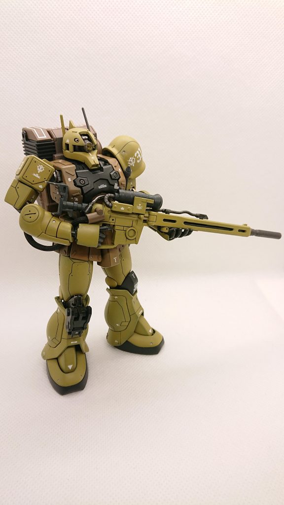 ザク１https://gumpla.jp/hg/883387 とザク２アフリカ戦線https://gumpla.jp/hg/1090196 を作製した経験から、これを組み合わせてみました。主な工作はスジボリ、エアブラシ全塗装はするとして。スナイパーライフル、モノアイ、ニーパッド、胸部装甲は流用としました。改修と言っても頭部及び胸部の形状変更、脚部関節へのニーパッドの移植だけで大したことはしていません。