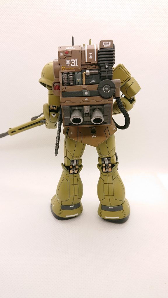 背後から一枚、この機体の特徴であるバックパックです。プラ板でディテールを追加してみました。パイプ等を筆で塗り分けています。あとはデカール(全体にオリジン系を使用)です、楽しくなって貼りまくってしまいました。ピントがずれていますが、脚部関節もシルバー、チタンシルバー、ゴールドで塗り分けをしています。