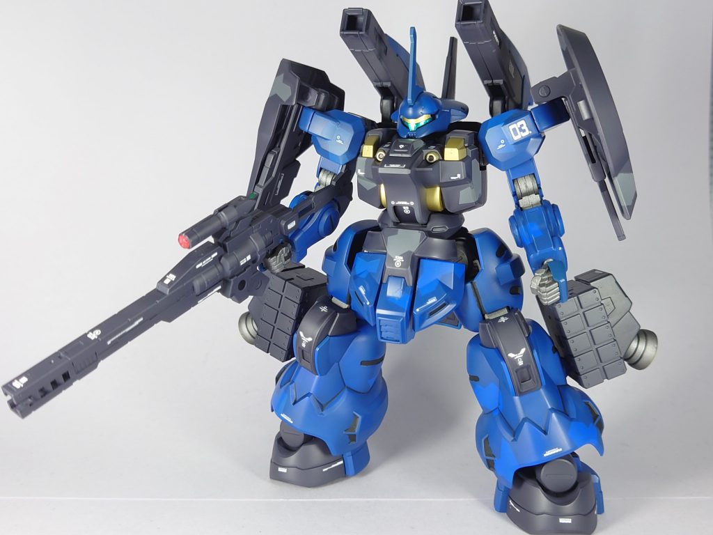 正面図ビームスナイパーライフルと背部のビームキャノン脚部に取り付けた連装ミサイルが主兵装となります