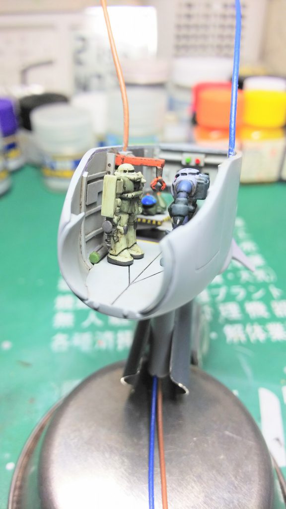 奥にエレベーターで上昇中のドップがいます（という設定）。