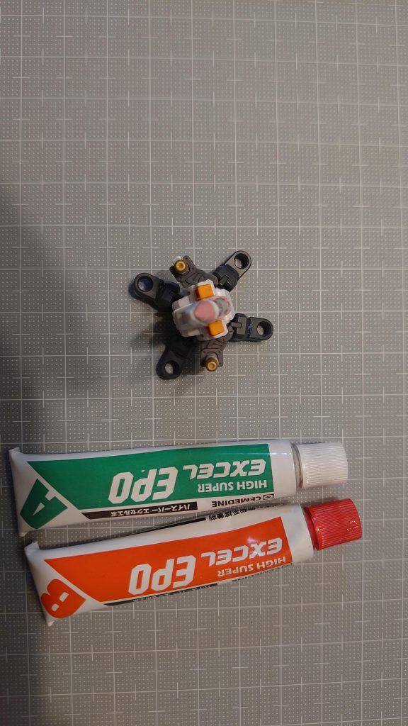 今回の難所その1。アドバンストジョイントにどうにかしてクネクネブースターユニットを付けたかったので、色々思考錯誤してます。付け根を残して強度の強いエポキシ系接着剤で接着をしてみたものの、やはり負荷のかかる部分なので耐えられず。思い切って付け根のボールジョイントを剥き出してみたら4㎜ボールだったのでプラサポで付け根ごと新造することで解決しました。
