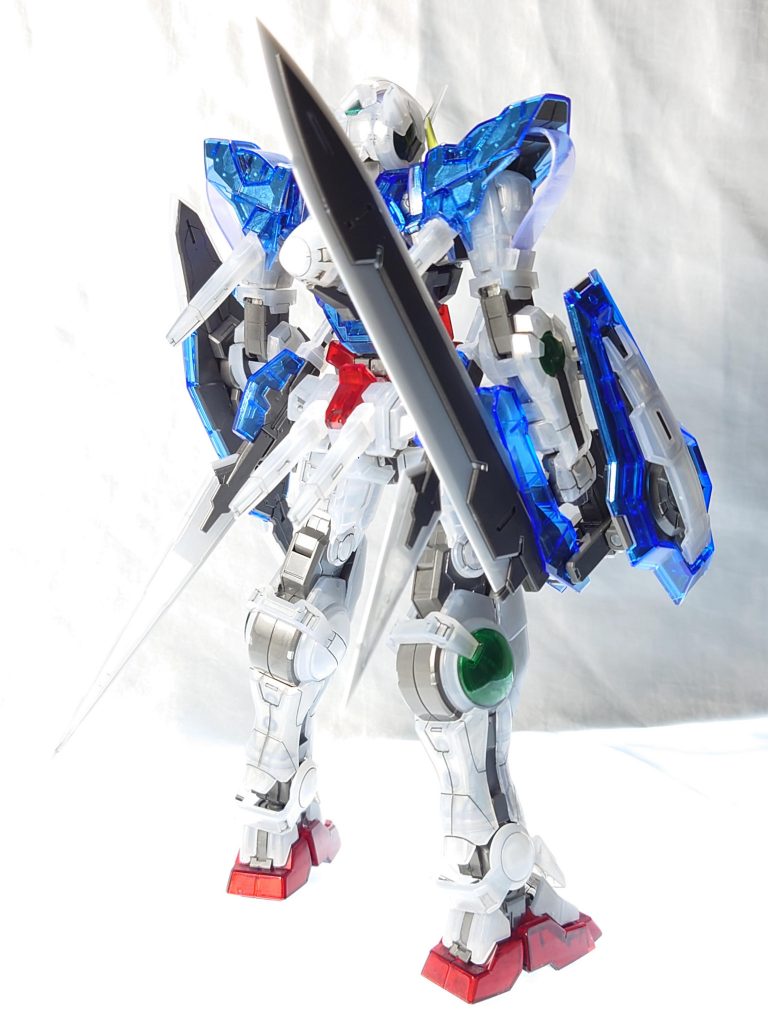 足先や膝、二の腕や胴体一部などは、透けると内部メカがないので見せないように、メタルカラーで塗装してます。