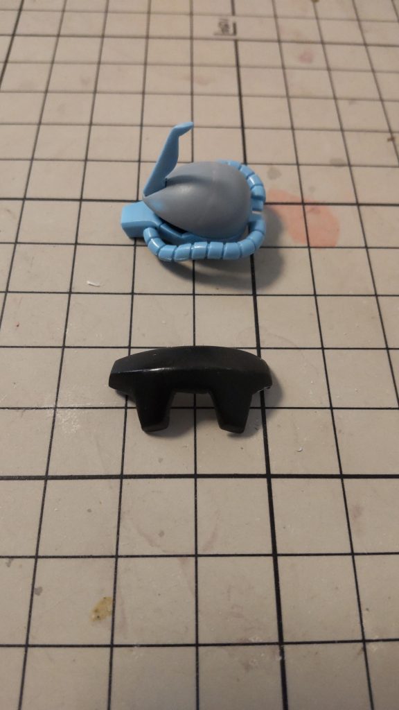 頭部はひさしの中間より切れ目を入れ角度をつけました。胸部は元に戻せるようにプラ版とパテで新たに作成しました。撮影方法も、もっと勉強が必要ですね、、、精進します、、、いつもイイネ、コメント、フォローして頂き感謝です！