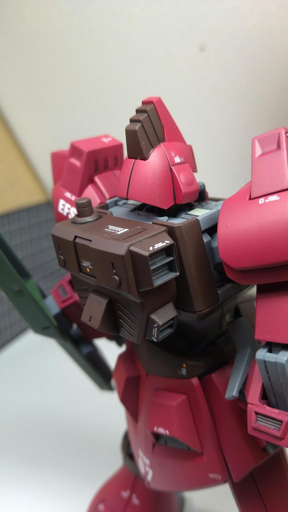 ランドセルは左右のナゾ円盤パーツは使用せず、市販のパーツを使用、上のマルパーツもくり抜きビームサーベルラックにしました。 