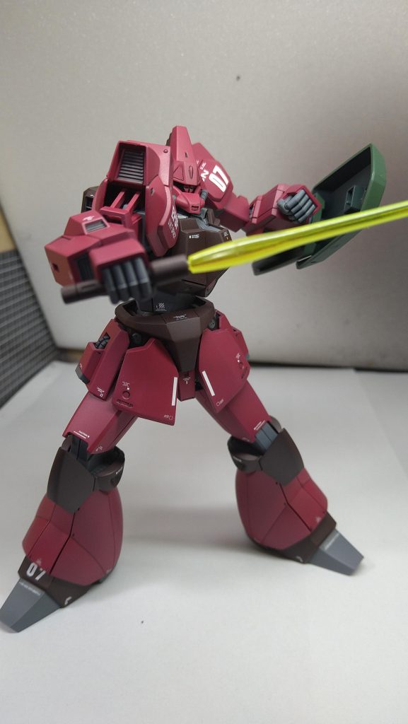 デカールは色々余りを使用、シールドの連邦マークは大き目に、ジオン残党と誤認されないように（笑）