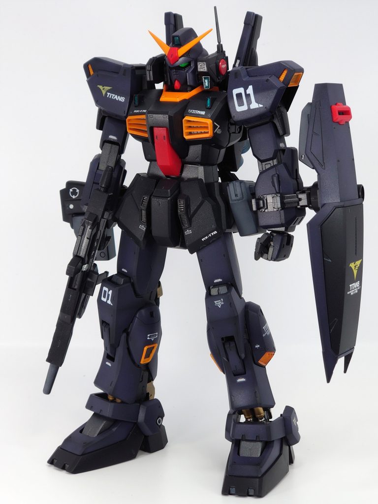 AOZ寄りのティターンズカラーで塗装しました😊ライフル、バズーカや頭部胸部センサー類、ツインアイは蛍光塗料を使用チラリと見える脛部のシリンダーパーツがイイですね