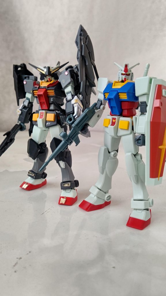 当初はストライクを青く塗ったのでコチラは赤く塗るつもりでした。が、結局はこんな感じに。武者頑駄無とプロトタイプ、サンボルのフルアーマーがイメージソース。