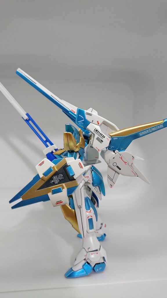 左からです。ポイントはシールドで、Ｖの文字を際立たせたくて、設定とは違う塗装にしています。 