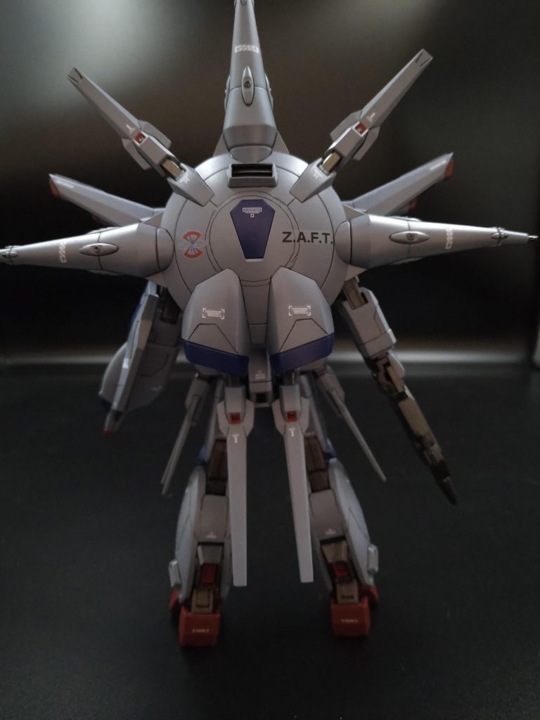 「この憎しみの目と心と、引き金を引く指しか持たぬ者達の世界で。何を信じる？　なぜ信じる？」