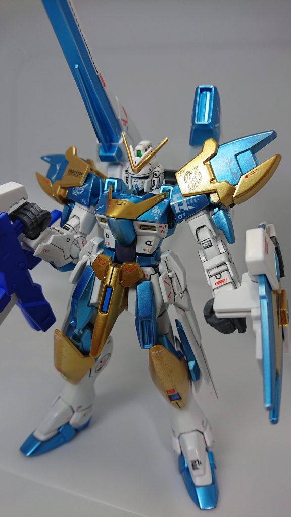 見てわかるとおり、設定で赤の部分はガンダムメタブルーで、黄色の部分はイエローゴールドで塗装してみました。全体の統一感は出たのですが、アクセントに欠けるかなと思いました。