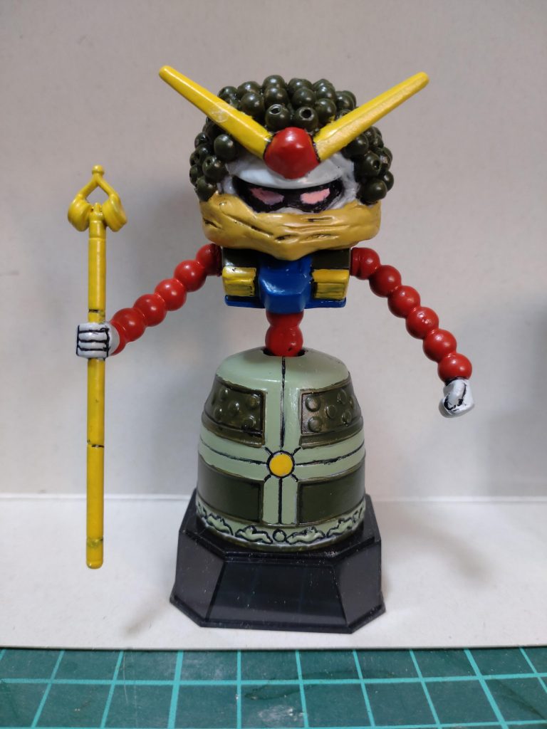 塗装は水性筆塗り。色はガンダムトリコロール+ザクカラーって感じです。釣り鐘、腕及び錫杖は名鑑ガムのまま。胴体、頭部はパテとプラ版で形状変更。SDと呼ぶには身長が高かったので、胴体の数珠一節分縮めました。