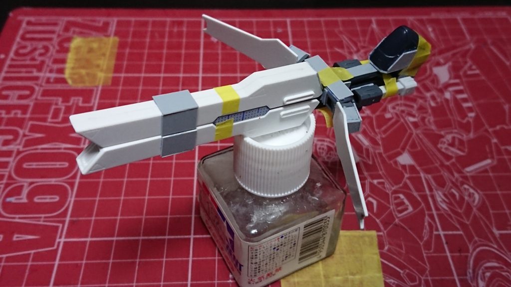 サテライトブラスターのサフ前カットしすぎてプラ板で再度接着してたりと勢いで作業してました最終的にこの形に落ち着きました