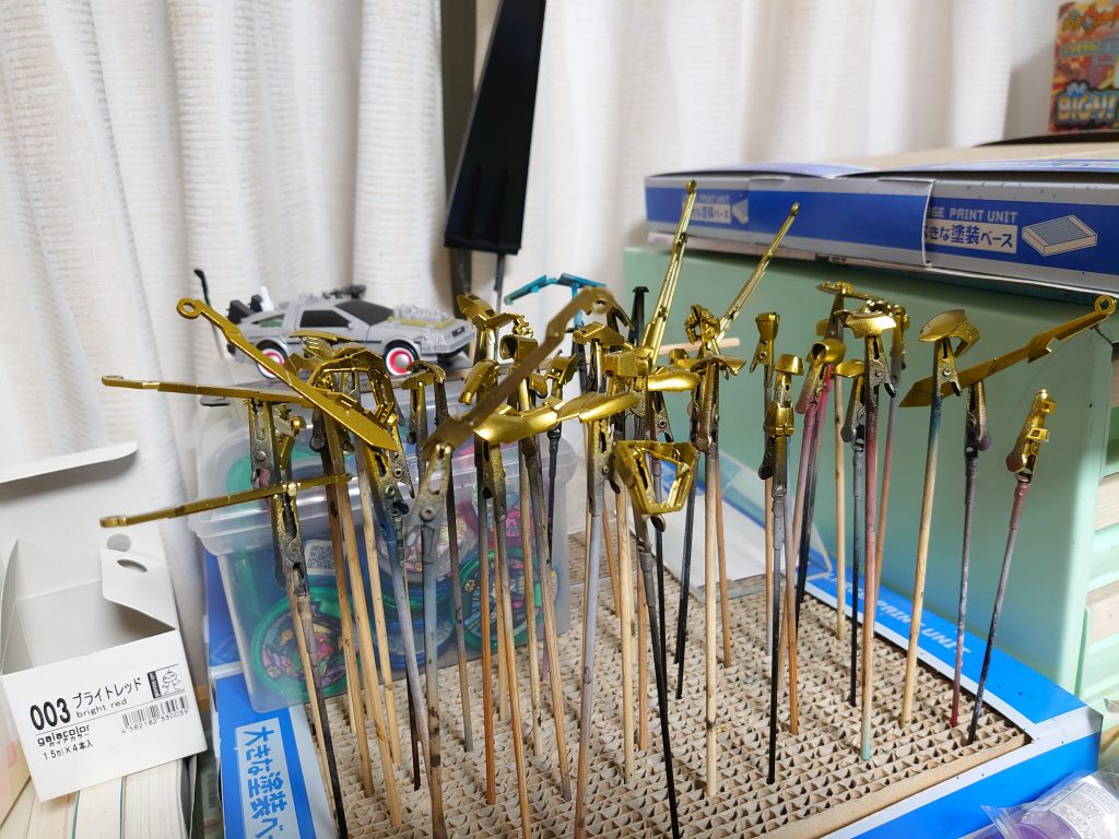 塗装は以下の通り。いずれもExブラックを下地にし、Exクリアーをコートしています。全部金色ですが、元々の色に合わせて塗り分けています。白(明):プライマリーメタリックイエロー白(暗):スターブライトジュラルミン→クリアイエロー+クリアブラック赤:GXレッドゴールド→クリアオレンジ青:GXブルーゴールド→クリアブルー黄:スターブライトゴールド緑:プライマリーメタリックイエロー+クリアブルーメカ:スターブライトゴールド+Exブラック気弾:(グラデーションで)蛍光グリーン→蛍光イエロー→蛍光イエロー+Exホワイト台座:ライトブラウンやダークイエローで適当に塗装→Exホワイト+タンをドライブラシ