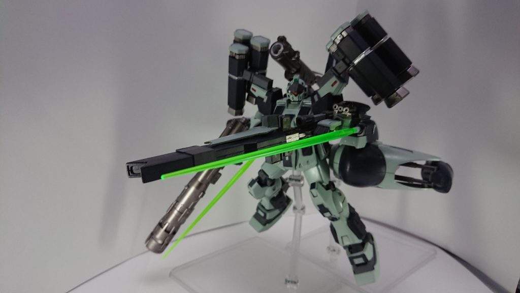 ビームサーベルガンダムGP02Aのサイドアーマーをカットしてプラ板で整えたものを取り付けてますサーベルは取り外さずにそのまま使うのでこの向きになってます