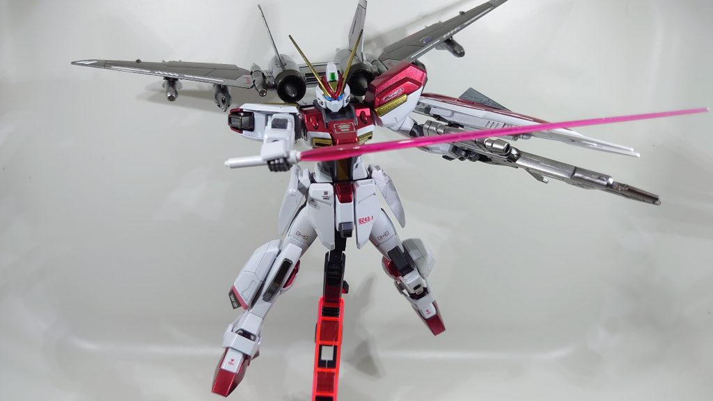 ビームサーベルを構えて