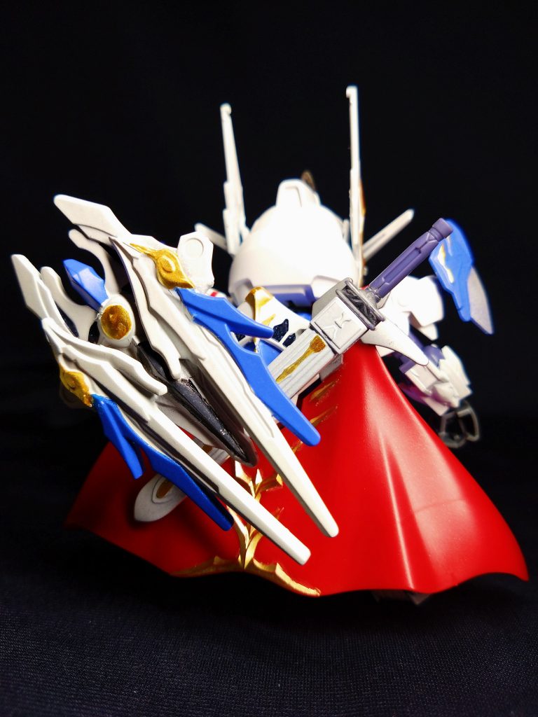 剣と盾は背部にマウント可能。剣は盾にも取り付けできるので、抜刀ポーズも可能です。