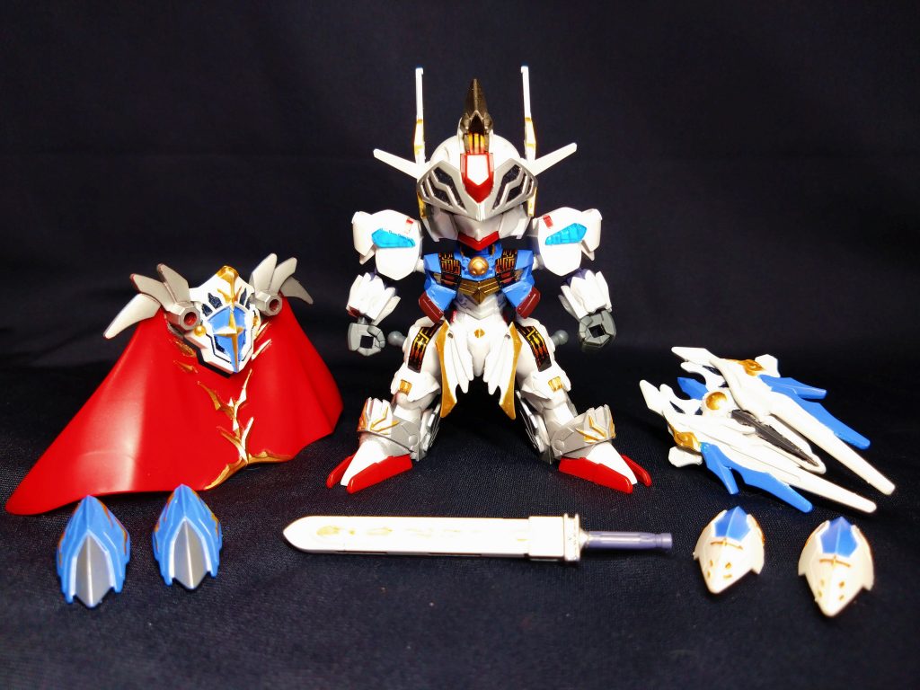 パーツ一式はかなりシンプル。肩と腿の鎧パーツとマントを外し軽装形態に。