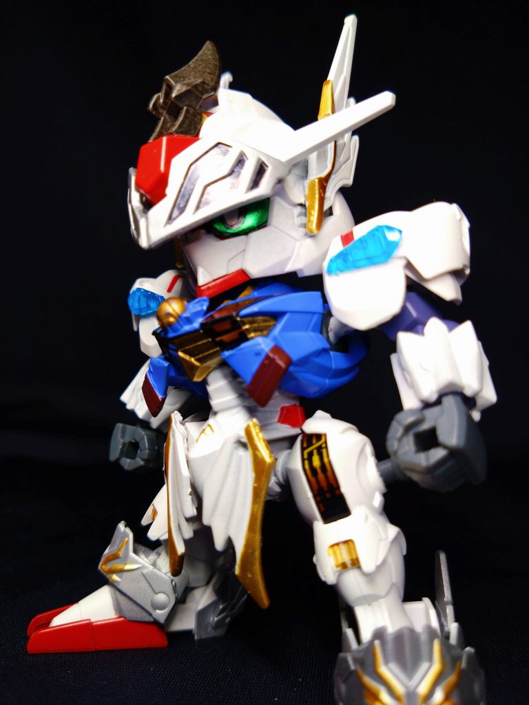 兜を上げるか外すかのギミックを入れてもよかったかもですが、性別を隠す意味がなくなるのでそのまま固定式に。