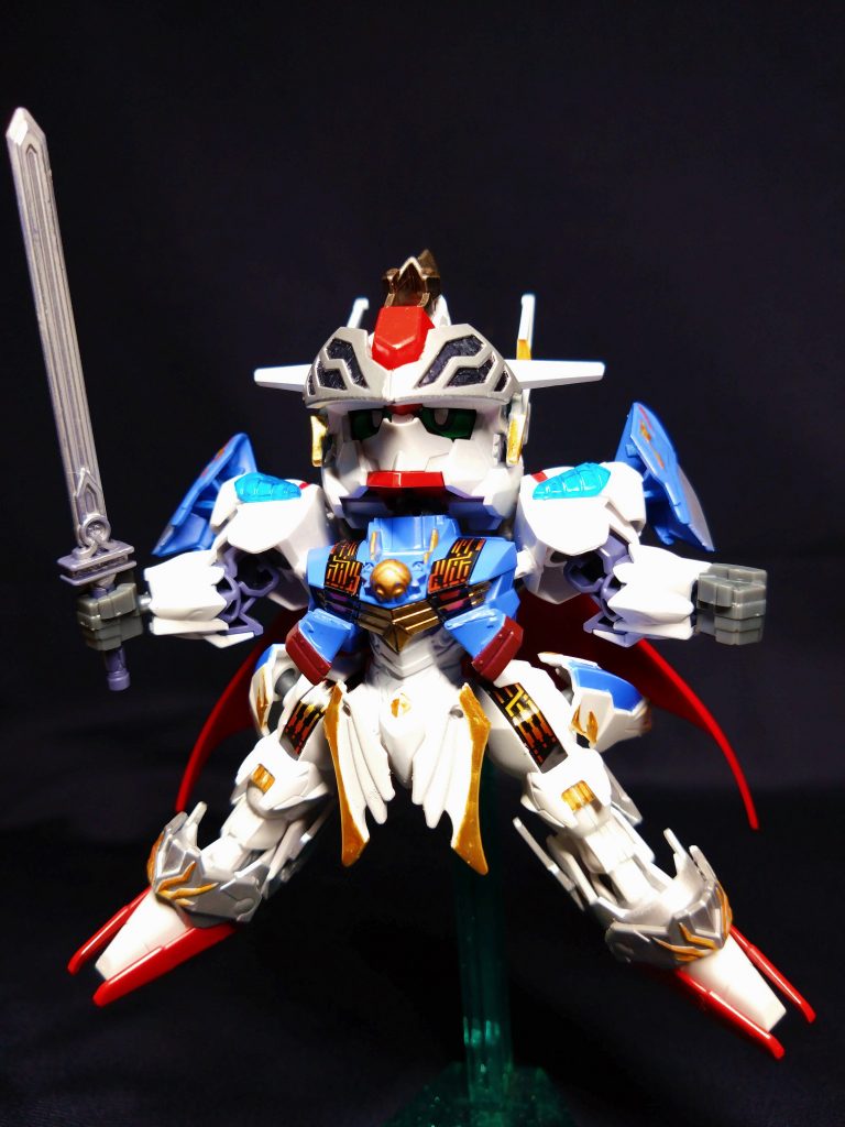 ビットステイヴは盾には付けず鎧としました。胸部だけはエアリアルそのままにするか悩み、結局装飾を取り付け。ベンジャミンV2のハロネックレスがちょうどよく馴染んでくれました。