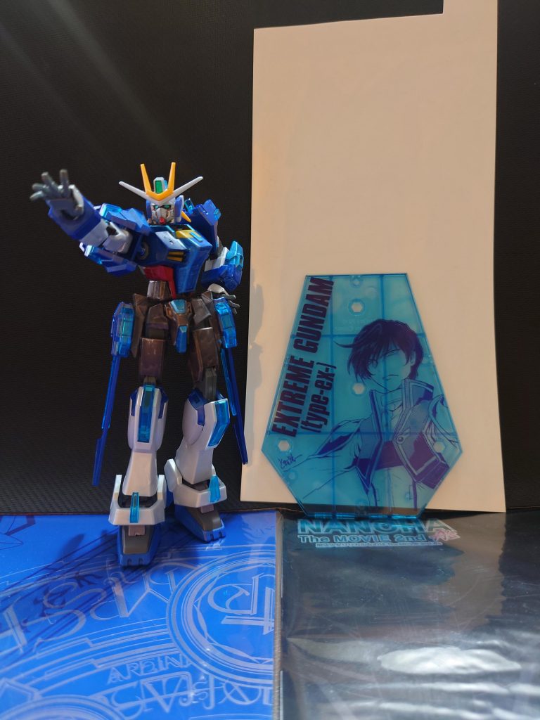 撮影に使ったイクスのスタンドと… 入れ替えたパーツの色がグレーなのは、手抜きなんですけどマーカーじゃ成型色と同じ色に出来ないんだよなぁ。このパール?の成型色がイクス機とぴったりすぎる。