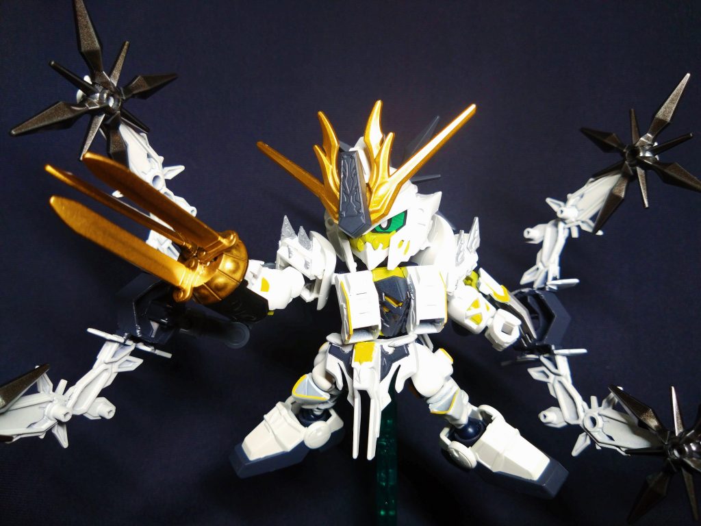 信長エピオンの従者として佐助デルタがいるように、家康にも忍者の従者として設定しました。巨大な手裏剣ユニットのサブレッグ部分は、普段は取り外した状態がデフォルト姿です。