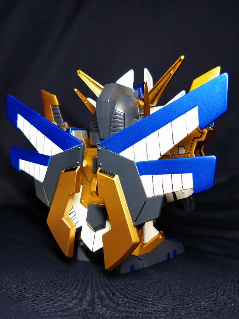 パーツ一つ一つが大きく大味な見た目ですが、現行のSDと違いマスキングはかなり楽。そのぶん可動が少なく置物感は拭えないので、粗が目立たないよう極力丁寧には塗装したつもりです。