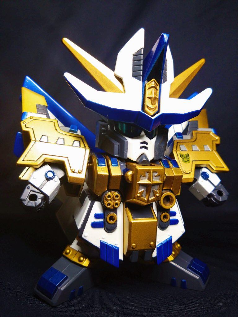 聖機兵物語の主役機兵となる機兵ガンレックスは、ダバード王国の王家の谷に封印されていた伝説の機兵です。ストーリー終盤で乗者の騎士GP01(ゼフィランサス)がバーサルロードスペリオルガンダムとなり、真聖機兵ガンレックスに。続編の機甲神伝説では真聖機兵ガンレックスαに。そして黄金神話でゼフィランサスがシャッフル騎士団のブラック・ジョーカーに選ばれてから、真聖機兵ロードガンレックスに進化。登場から息の長い機兵です。