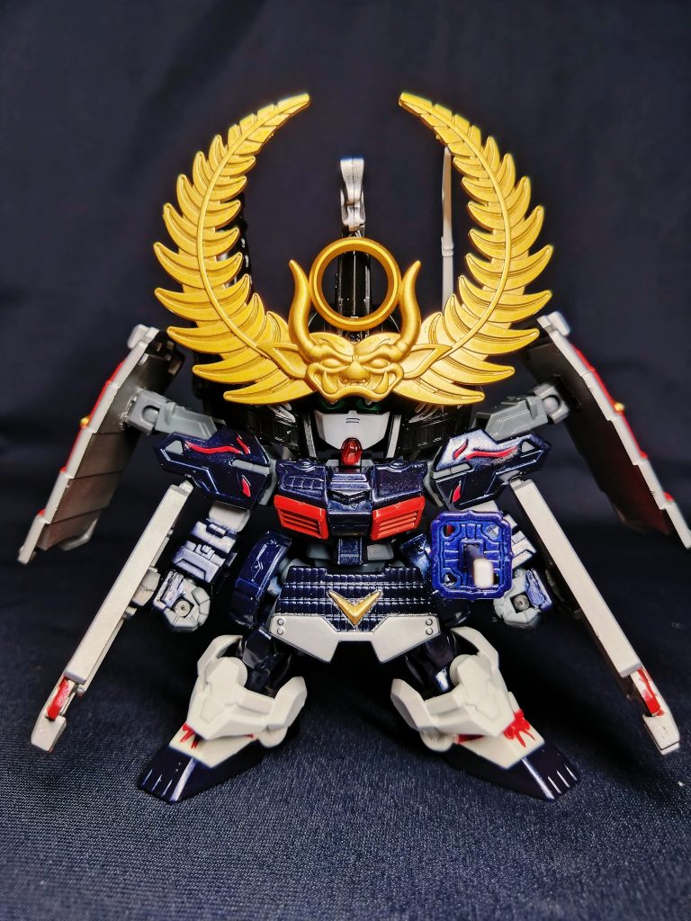 家康フルアーマーと比較するとほぼ同じ形状。カラーリング以外のパーツの違いは両手の盾、そして背部の大砲と刀です。ほとんど塗装で違いを出しています。色だけで言えば影武者みたいな、昔の武者頑駄無で言うところの影武者頑駄無みたいな…