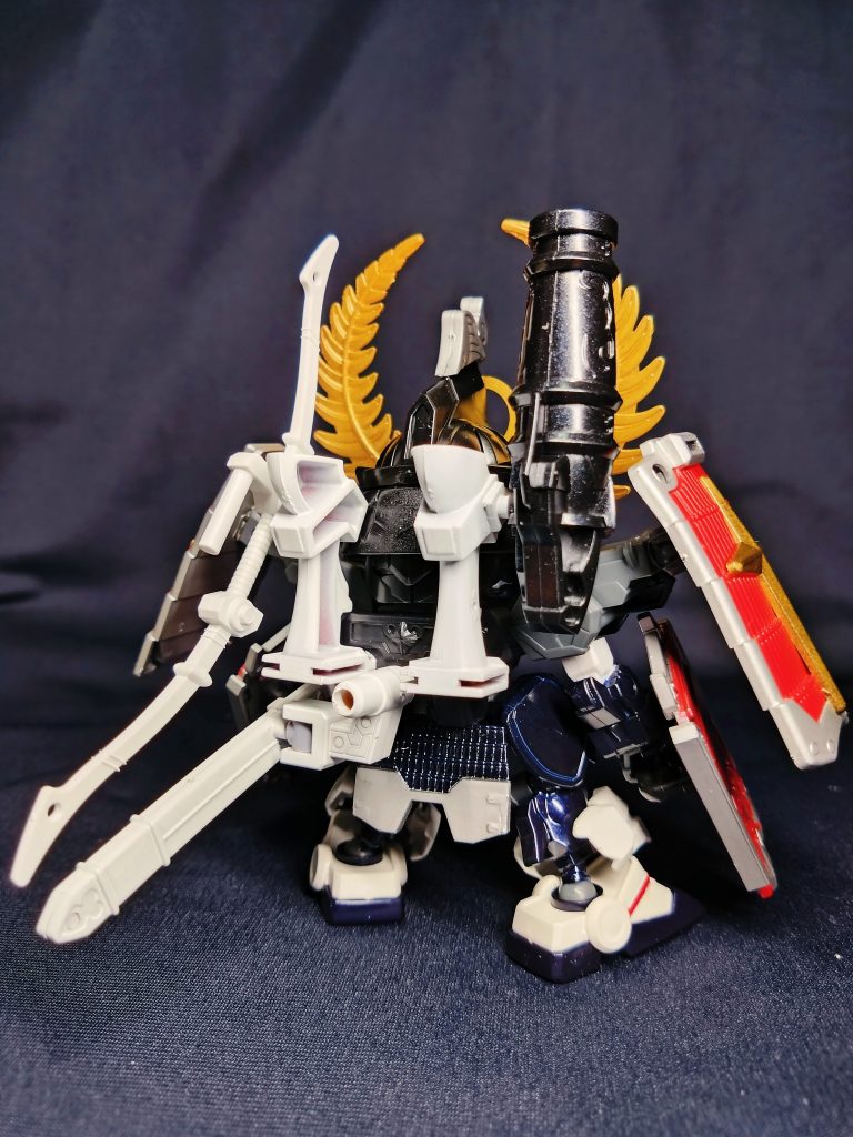 背部も大砲のサイズのせいかシンプル。鎧と同様に両手盾と武器は、窮奇戦で破壊され新たに装備した設定にしています。