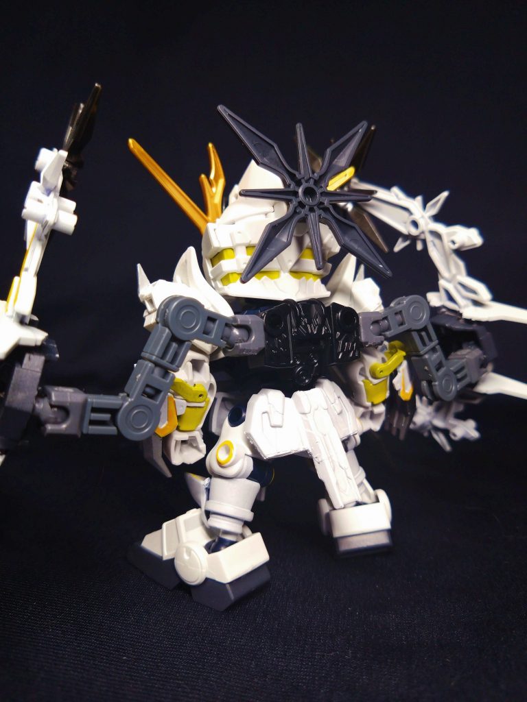 サブレッグとなる六文手裏剣 貉はアームズパーツ等で可動。貉ユニットとして武器になったり、乗せてみたり。取り付けの際は武器らしさを出すため、原作のサブレッグとは向きを前後逆にしています。