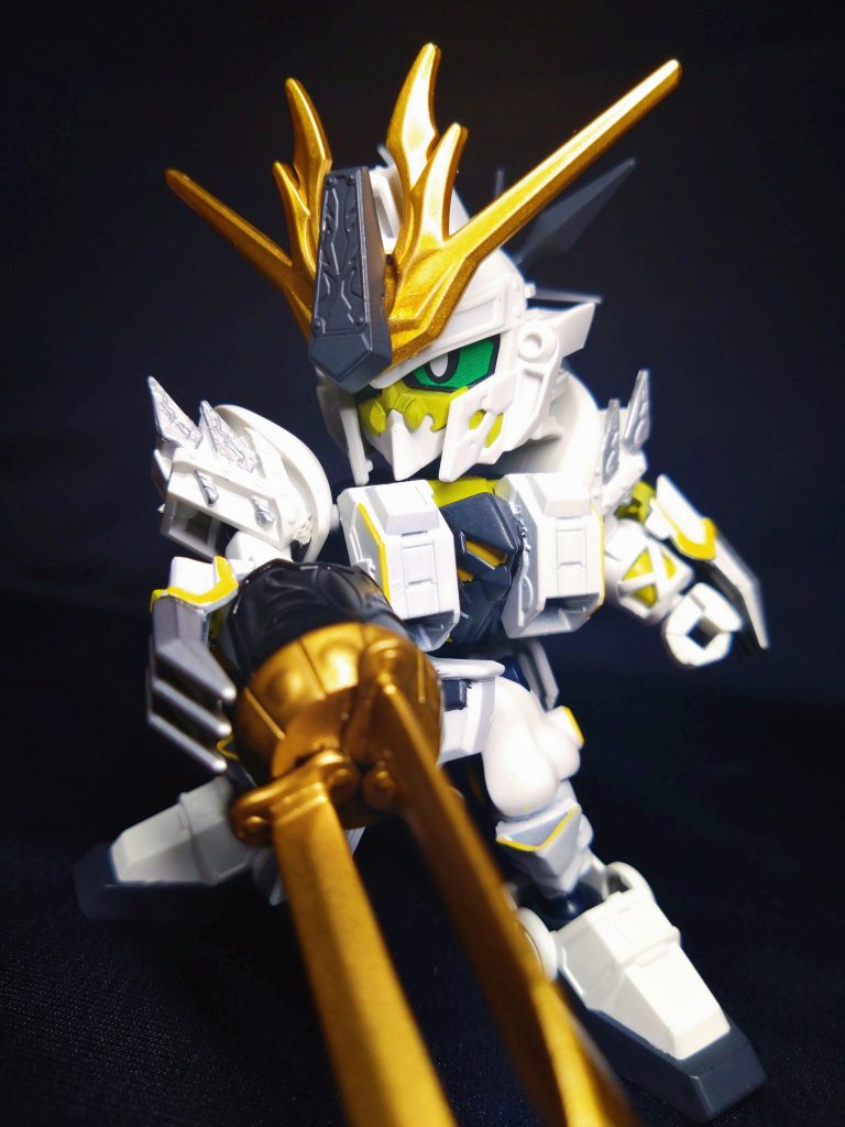 武器は忍刀 鎌鼬。佐助が稲荷、才蔵が飯綱で狐の名称だったように、半蔵はアトラスのレールガンを三本の刃に見立てカマイタチの名にしました。なお、忍者らしさが無くなるのでデカい盾はありません。