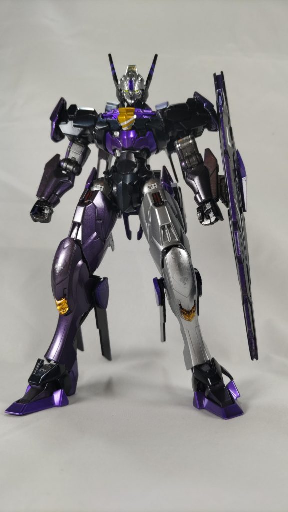 塗装黒部分がプリズムブルーブラック紫はスターブライトシルバー▶クリアーパープル前腕と右脚はガンメタ、シルバー、クリアーパープルを使用しました。