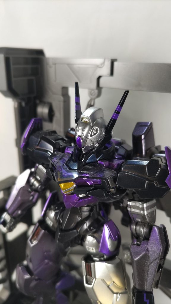 頭部アンテナはラプラス総帥の角をイメージして塗り分け。