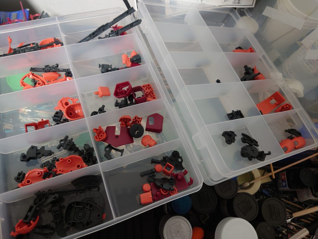 切り分け段階。ザクのパーツはどれがどこか分かりやすくて助かります。