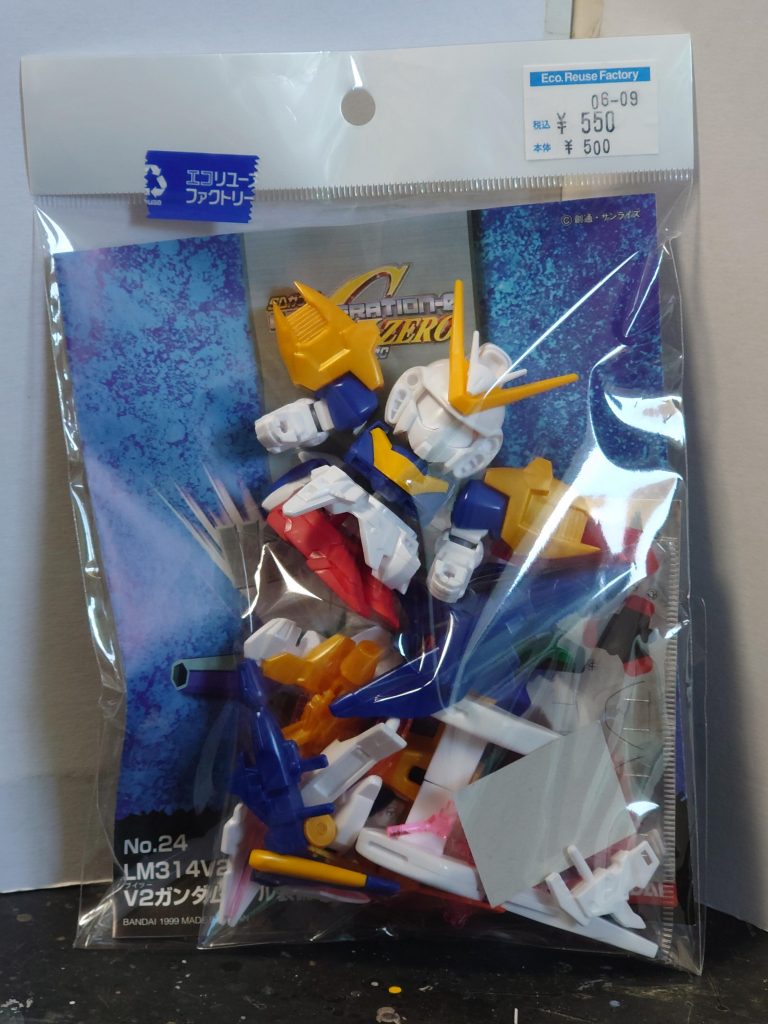 ガンプラ不足にも慣れてしまった今日この頃、仕方なく中古キットを手に取るのもやむ無しかと思います。特に組立済のものはこのご時世にあっても安く手に入るので、状態の良さそうなものを見繕ってきちんと仕上げてみようというのが今回の試みです。ということで、皆さんご存知のリユースショップでBB戦士V2を発掘して来ました。