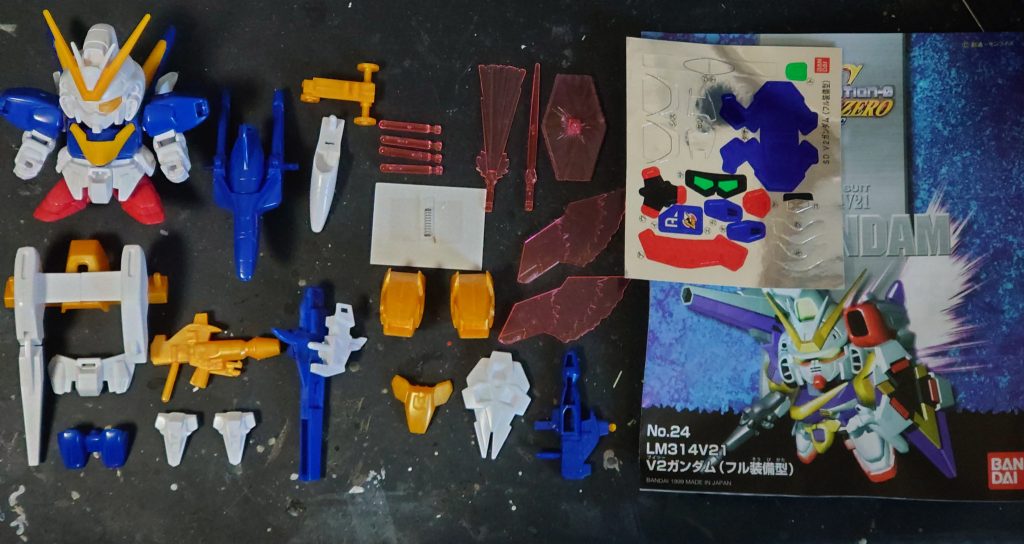 では状態を細かく確認していきます。ポイントは、○パーツが全部揃っているか○破損がないか○塗装、シール貼りがされているかこの辺でしょうか。今回は全てばっちり！特に変な塗装や墨入れが無く、シール未使用なところも好感が持てます。それどころか一部接着の上継ぎ目消しがされているではありませんか…！前の持ち主はそれなりに心得のある方だったようです。きちんと組むつもりが何らかの原因で手放すことになったのでしょう。こういうことを考えられるのも中古キットの面白いところ。いずれにしてもそのSDスピリッツ、このオレが確かに受け継ぐぜ！