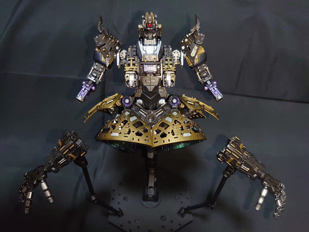 内部フレームはメタリック塗装後、アクリルで部分塗装