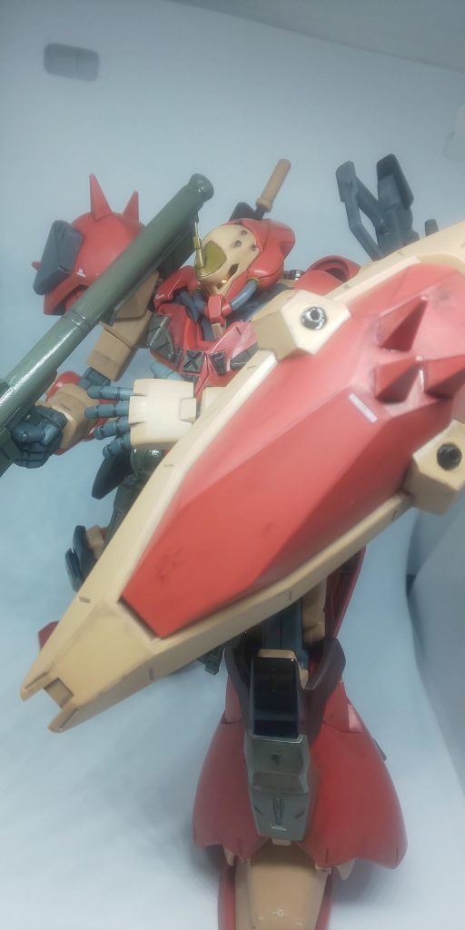 シールドにはスパイクを追加、機関砲をディティールアップしています