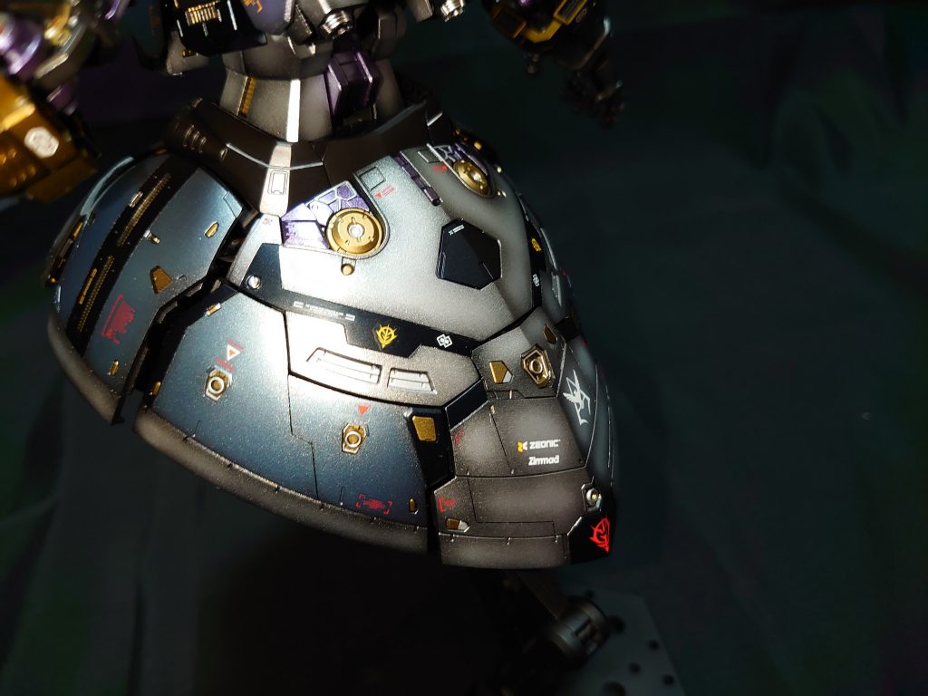 ツィマット社のデカールにジオングのものがあったので、ジオングはツィマット社製かと思いきやジオン軍で開発された機体なのを後から知りました…ツィマットのデカール貼っちゃったよ…なのでジオニック社のデカールも貼ってダブルネーム的な感じにwにわか知識の結果こうなりました
