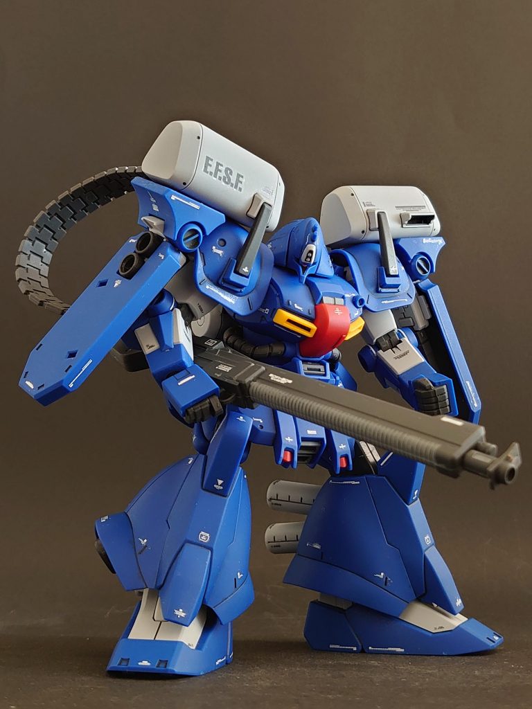 いつも通りの成型色仕上げ😊S-ガンダム同様、古いキットなのであまり可動はしませんが、どっしり構える安心感はあります(笑)こういったボリュームのある機体は、下から「あおり気味」に撮るのが好きです📸バーニアなど一部、部分塗装してますが概ね成型色で再現されてます🌟